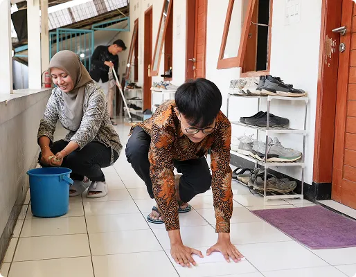 日々の感謝と共に<br class="u-pc-only">校舎を清掃