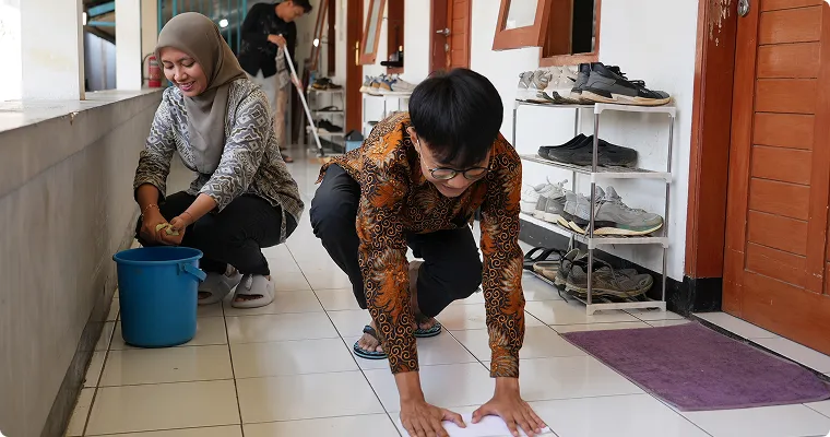 日々の感謝と共に<br class="u-pc-only">校舎を清掃