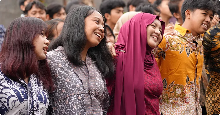 朝礼では日本の歌を熱唱<br class="u-sp-only">規律を学ぶ